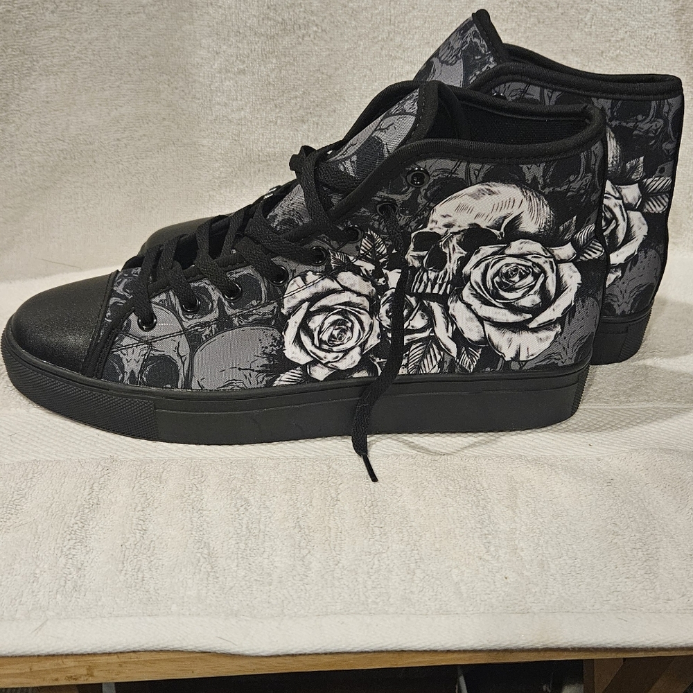 SHEIN SKULL SNEAKERS